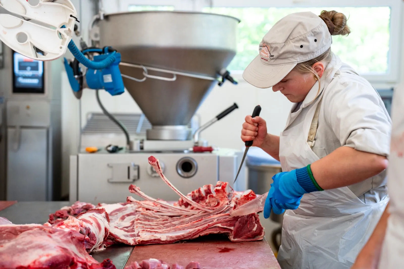 Metzger an der Wurstmaschine